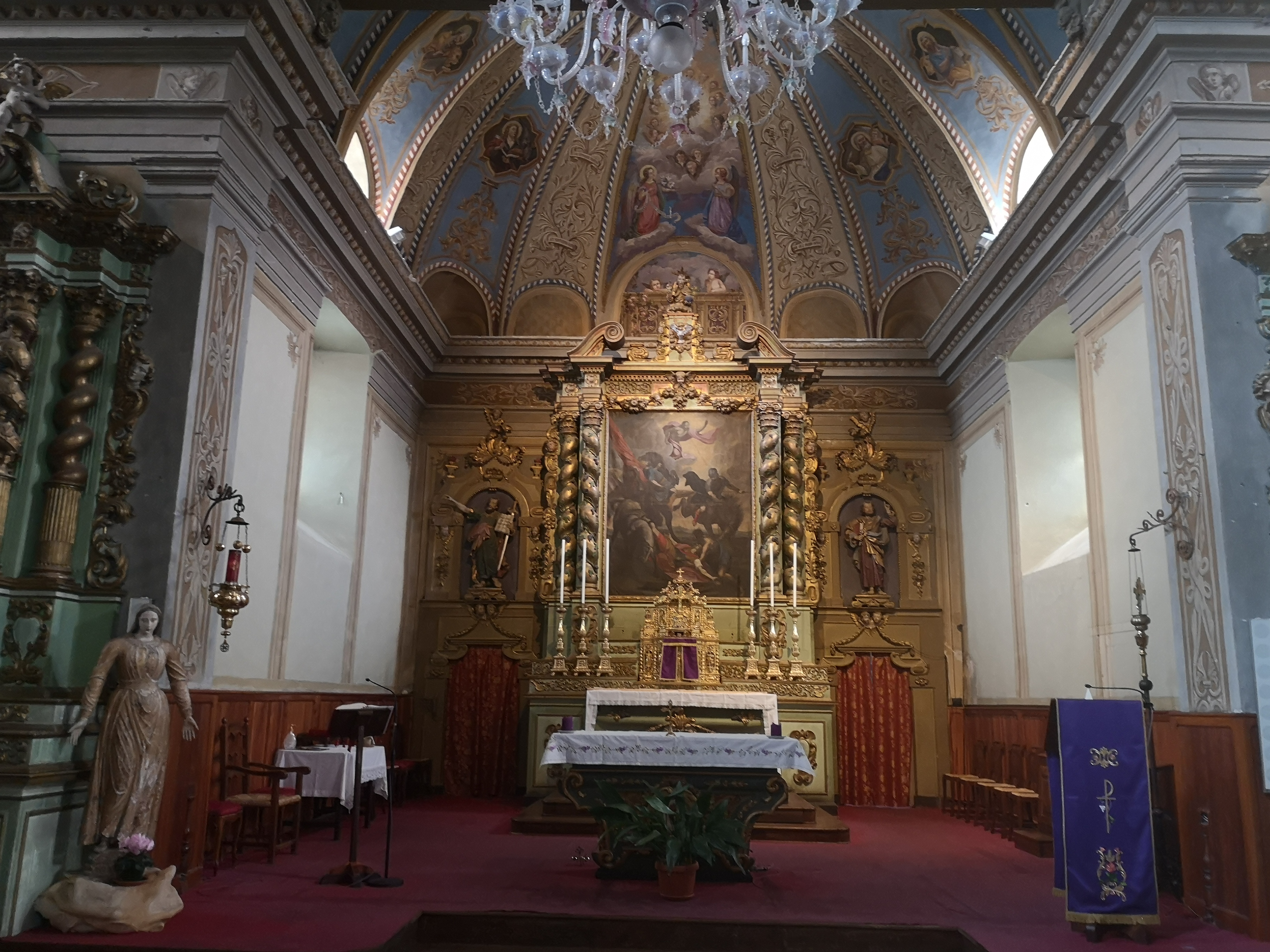 Interno della chiesa di Introd - altare maggiore