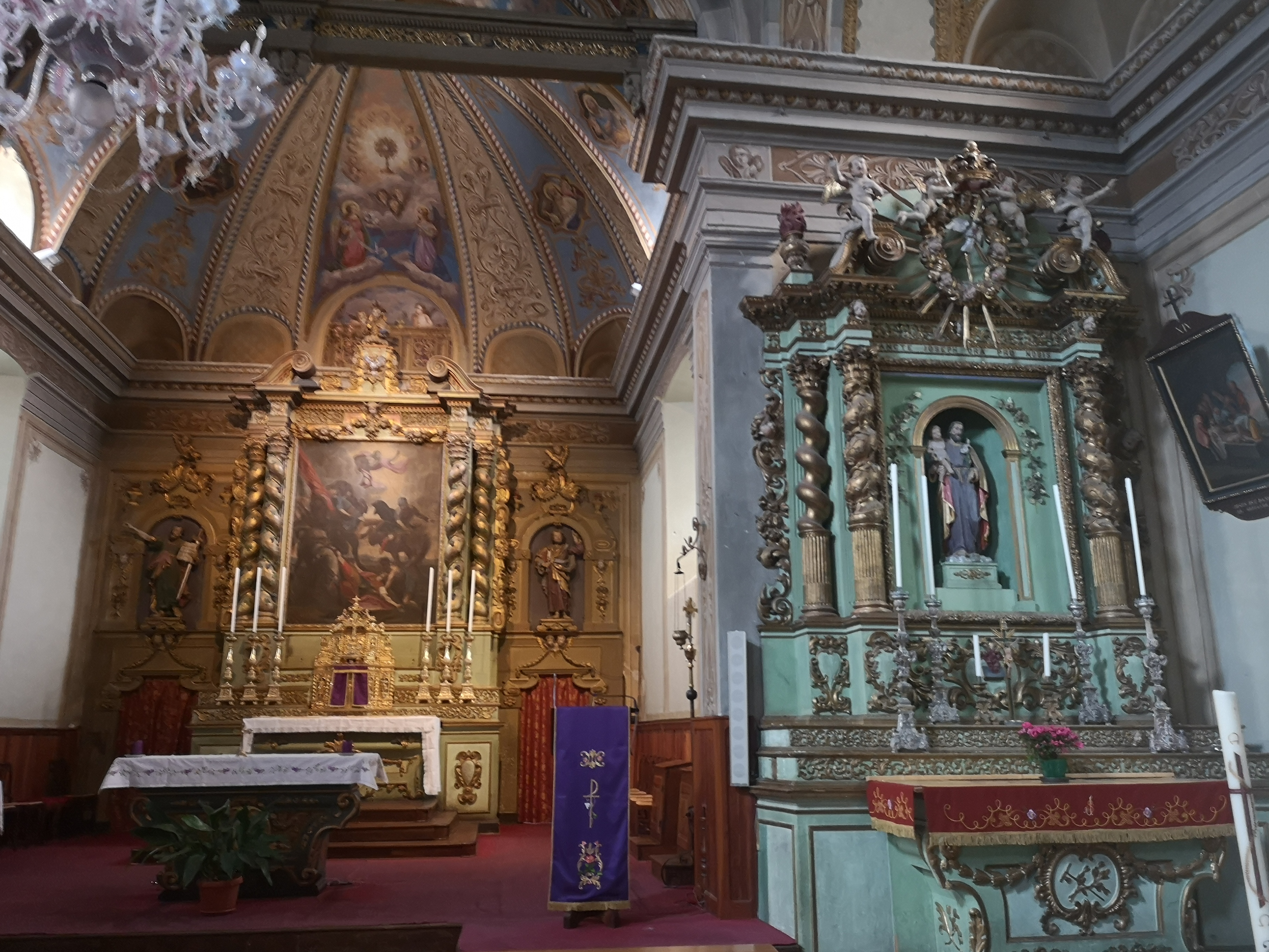 Interno della chiesa di Introd - altare laterale