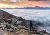 Wanderer bewundert das Wolkenmeer von der Becca di Viou