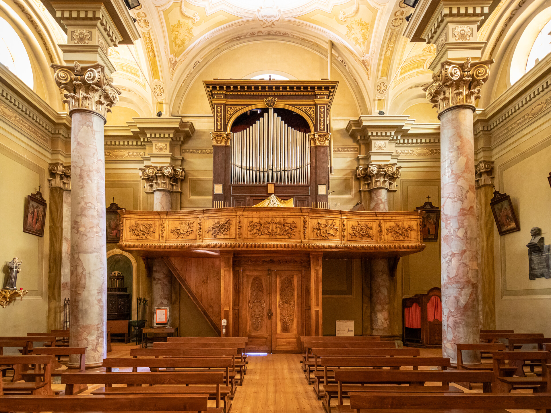 coro y órgano - iglesia de Brusson