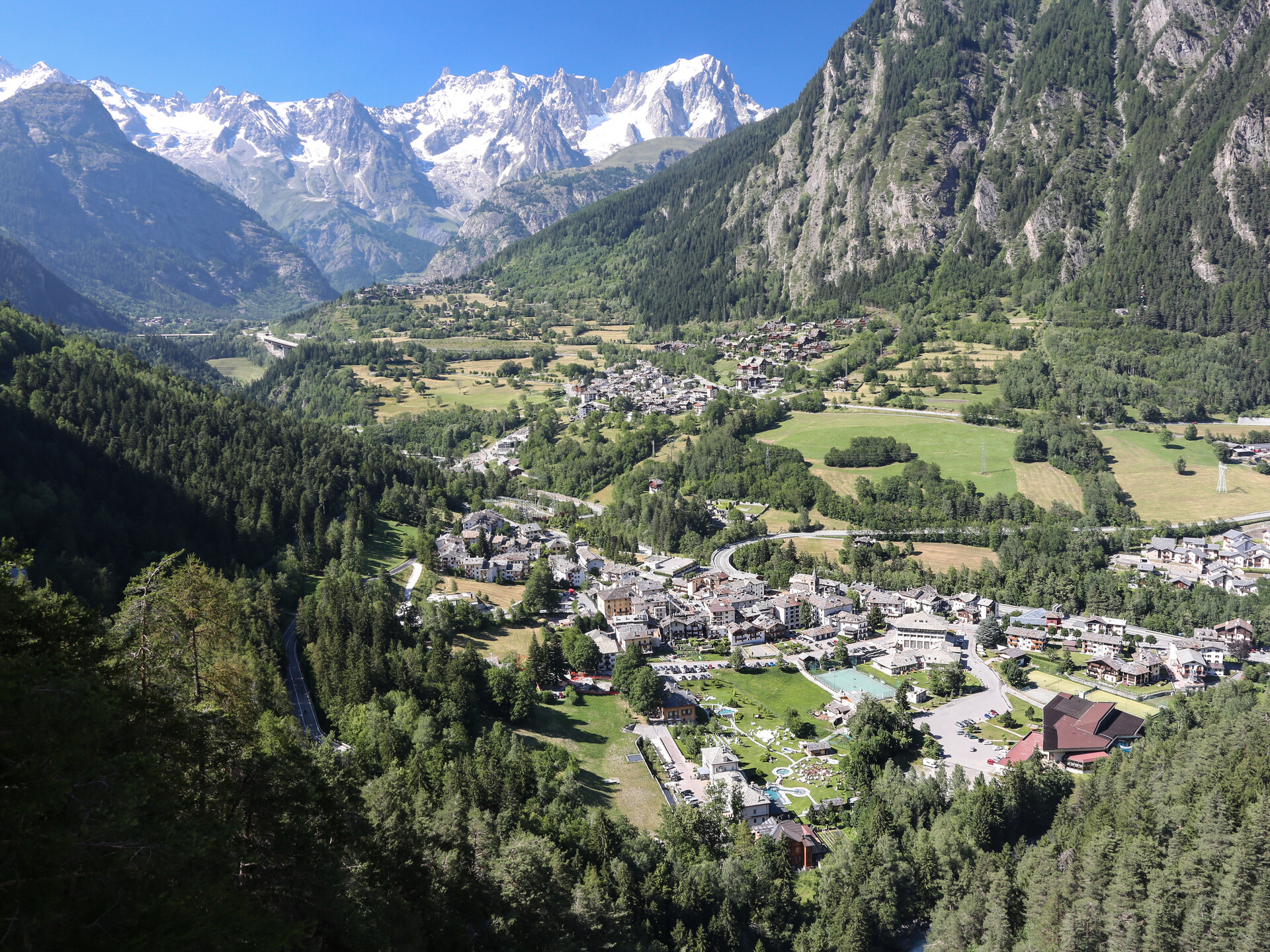 Panoramablick von der Fußgängerbrücke über die Pré-Saint-Didier-Schlucht