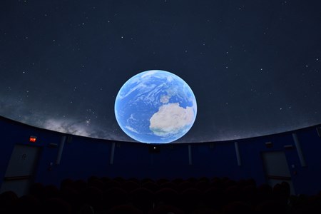 Planetario_interno
Il Planetario di Lignan permette di viaggiare virtualmente nello spazio e nel tempo
Crediti Paolo Rey/Regione Autonoma Valle d’Aosta per il Progetto transfrontaliero Interreg ALCOTRA «EXO/ECO» realizzato con fondi europei