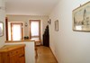 Bassorilievi in legno nell'atelier in Piazza Chanoux