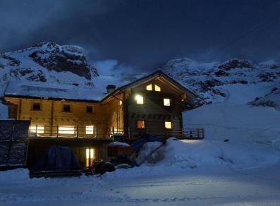 Die Berghütte im Winter bei Nacht