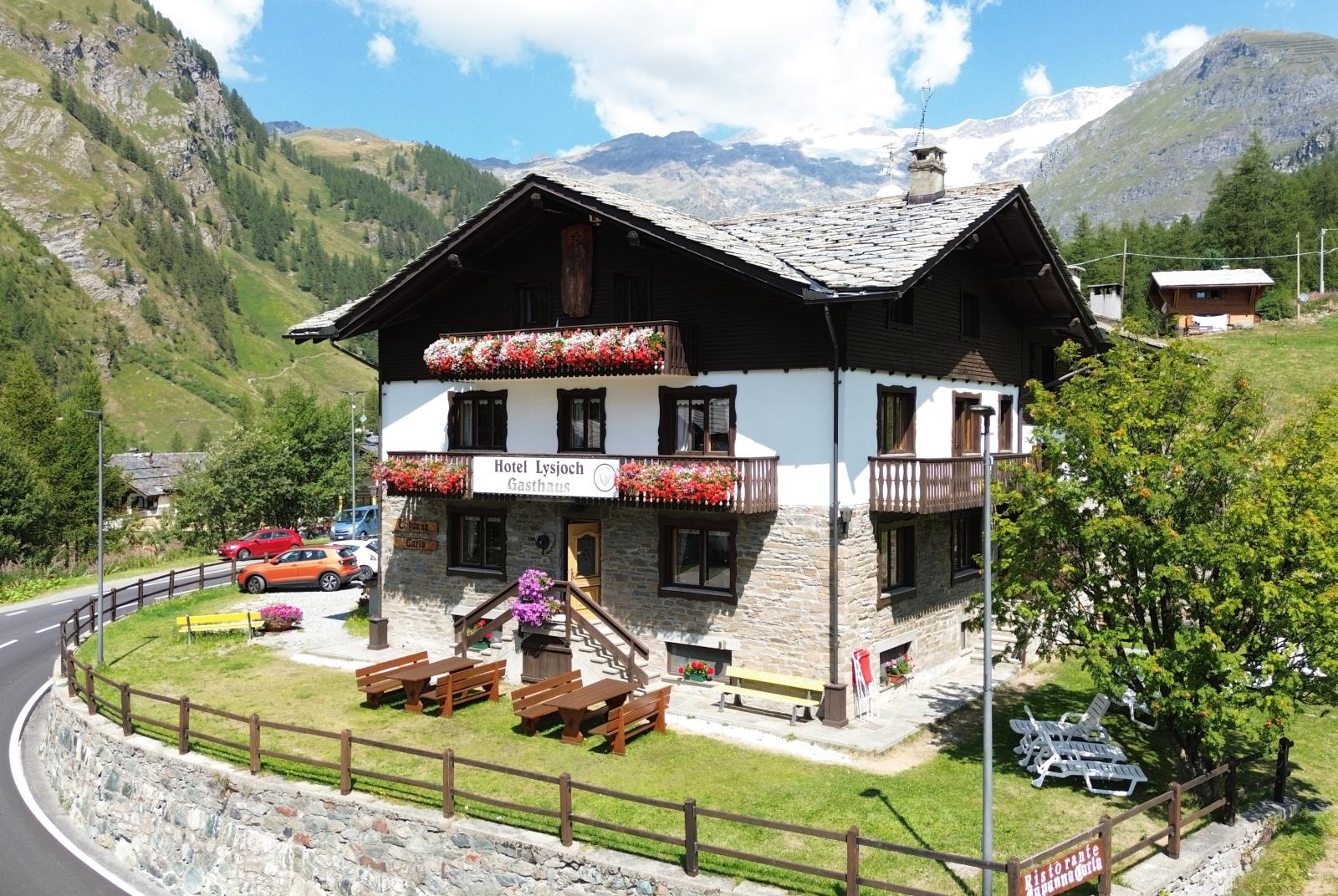 El hotel Lysjoch y el restaurante Capanna Carla