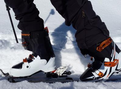 Dettaglio di scarponi e sci sulla neve