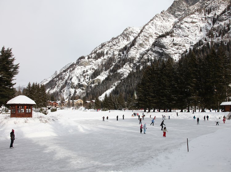 Pattinaggio su ghiaccio sul Lago Gover
