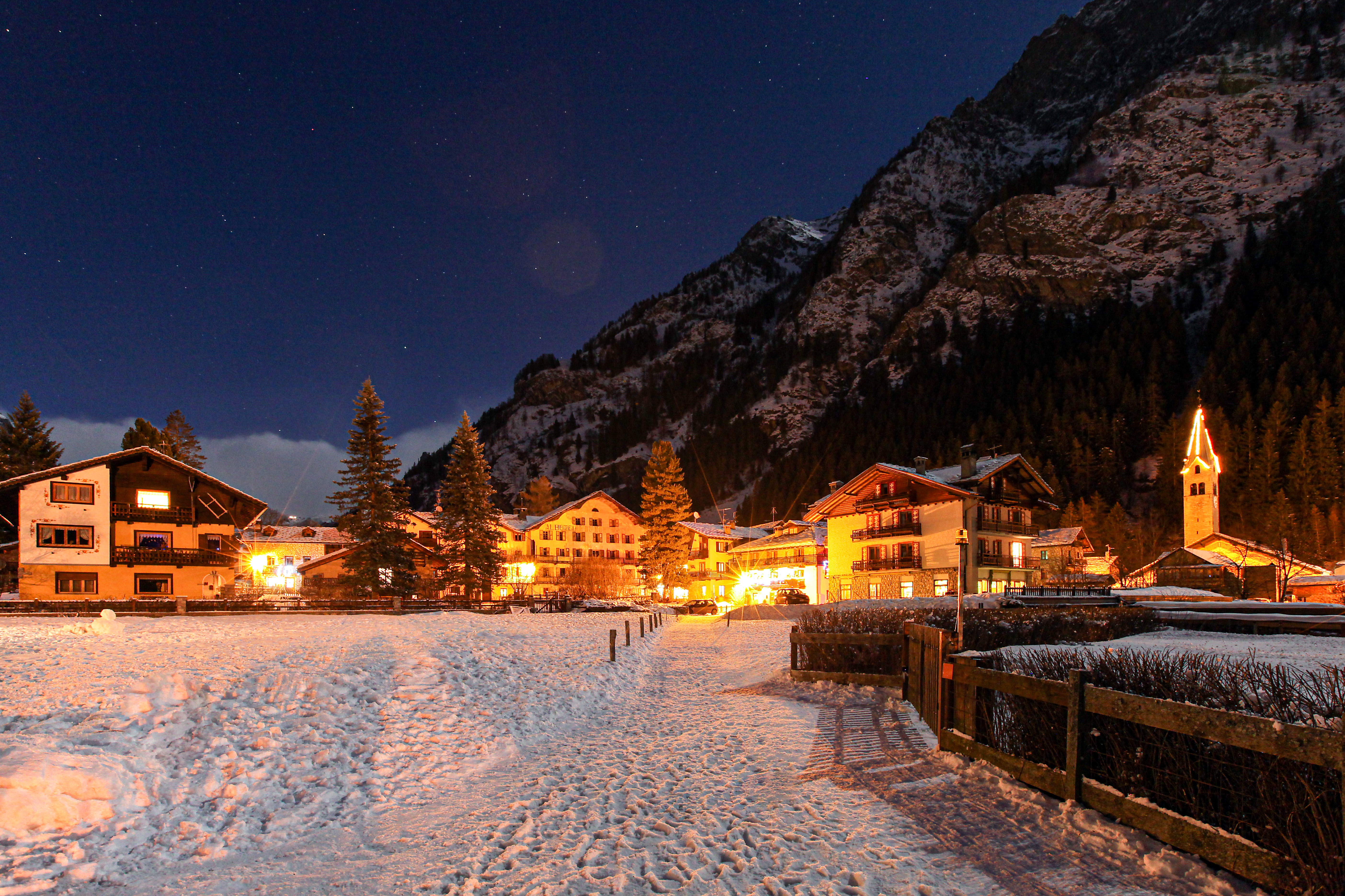 Veduta di Gressoney-Saint-Jean in notturna