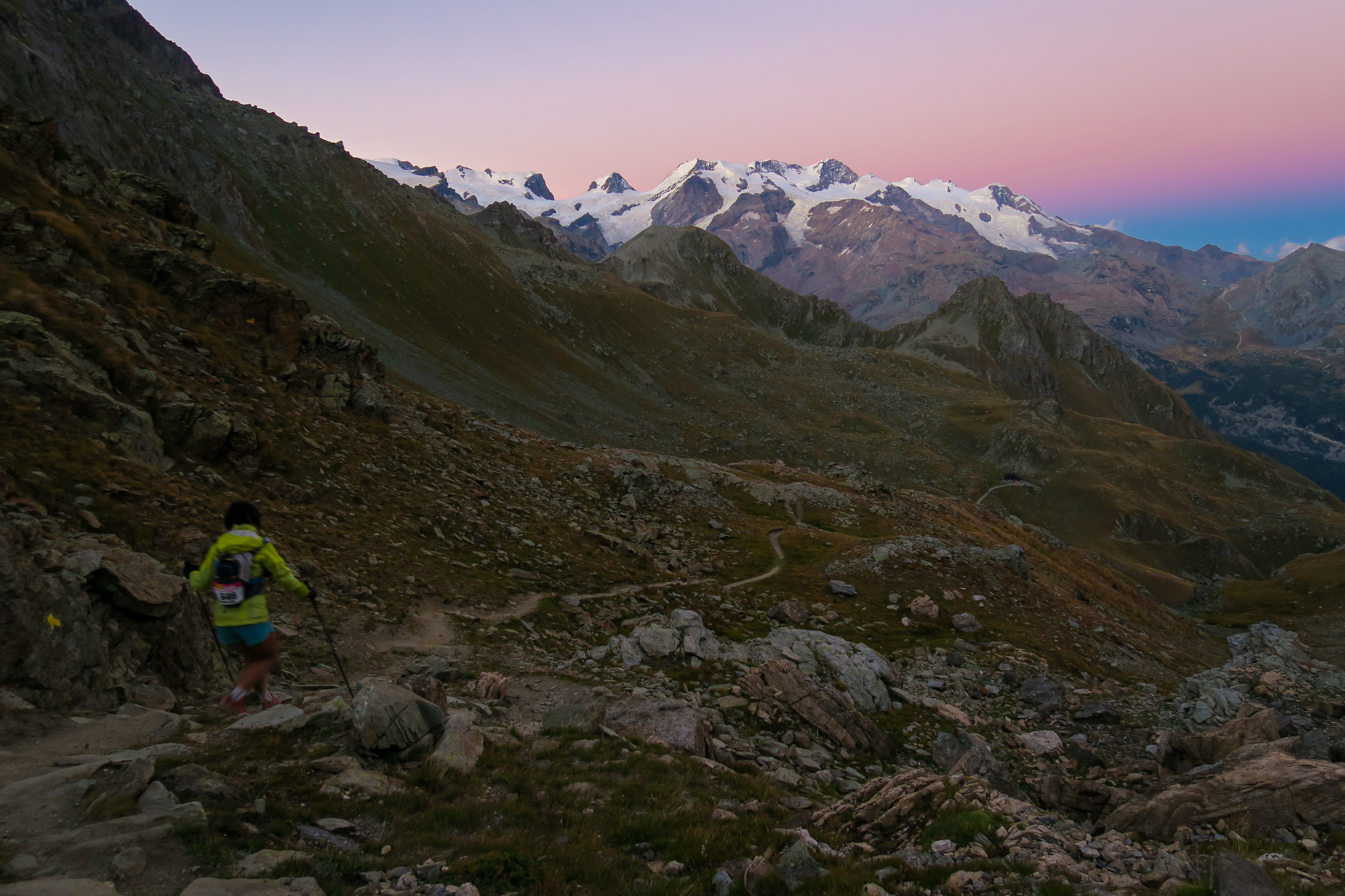 Escursionista al tramonto e il Monte Rosa