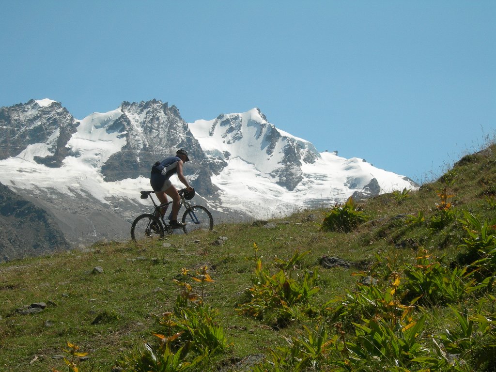 Salita in MTB con lo sfondo del Gran Paradiso 