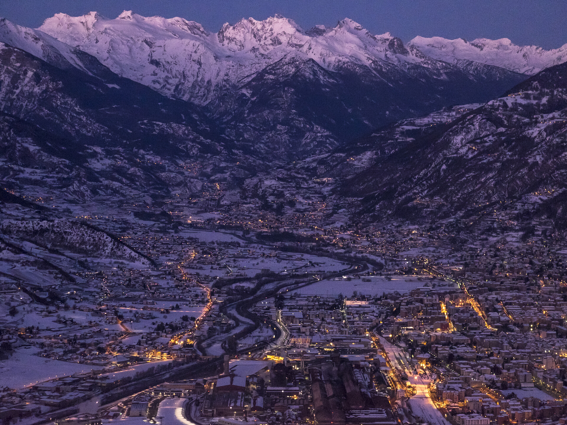Panorama di Aosta in notturna