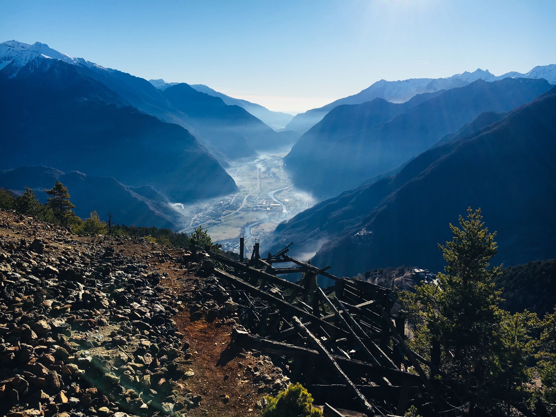 Vista sul fondovalle dai ruderi della miniera di Hérin