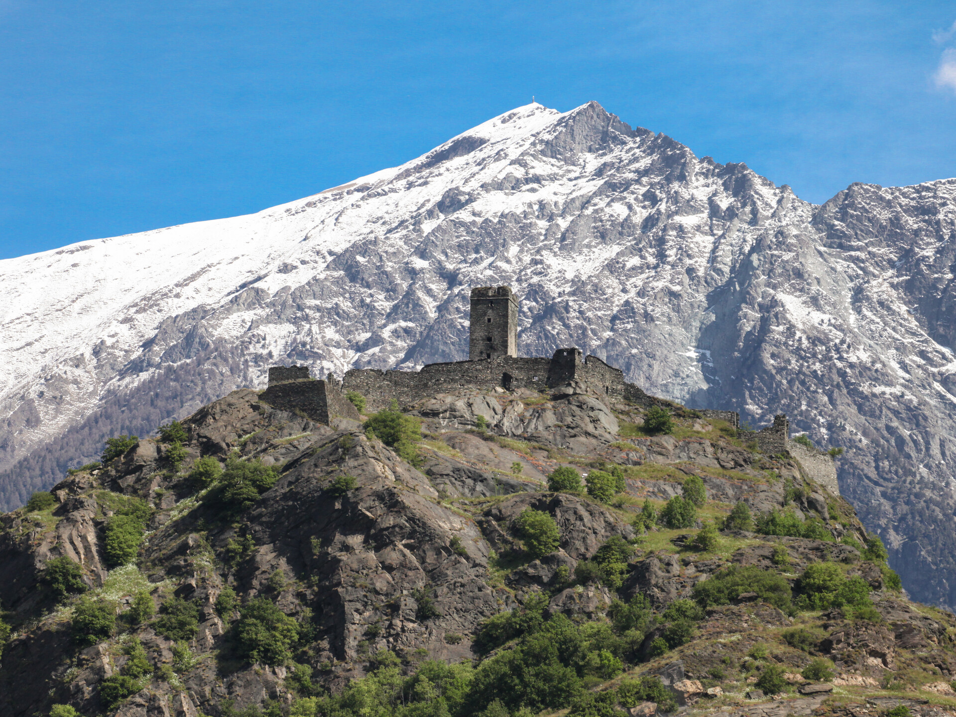 Le château de Saint-Germain à Montjovet, le Mont Zerbion en arrière-plan