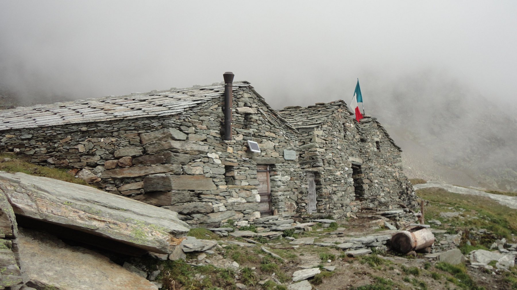 Il bivouac Cravetto avec le Mont Nery en arrière plan