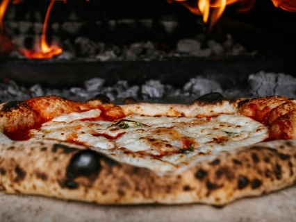 Pizza con forno a legna
