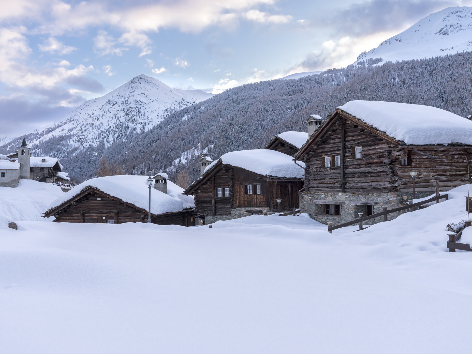 Rascard innevati nel villaggio di Nex