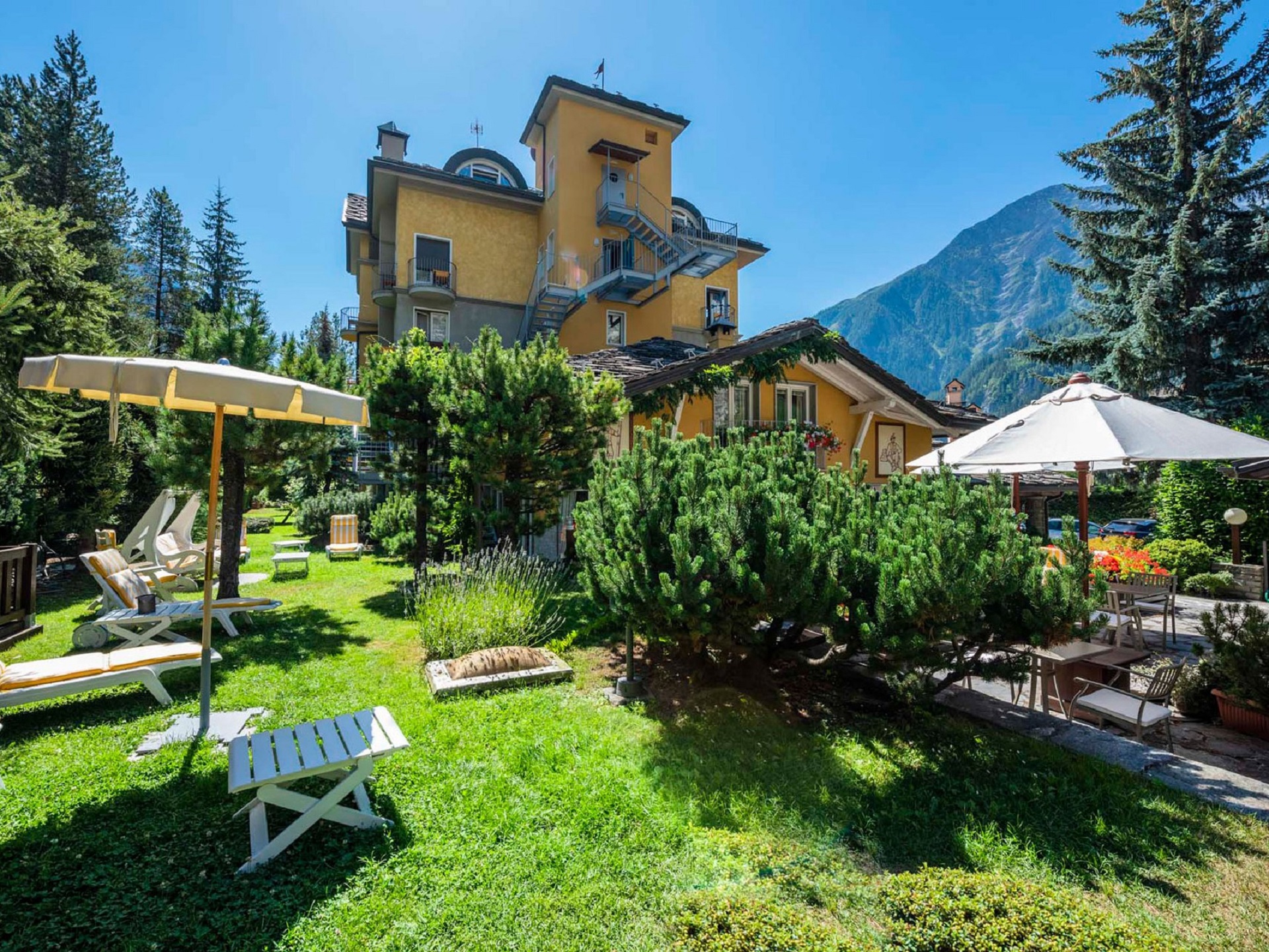 Hotel Bouton d'Or - summer