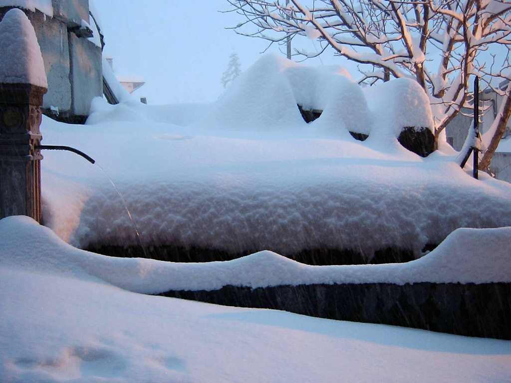 La fontaine du village sous la neige