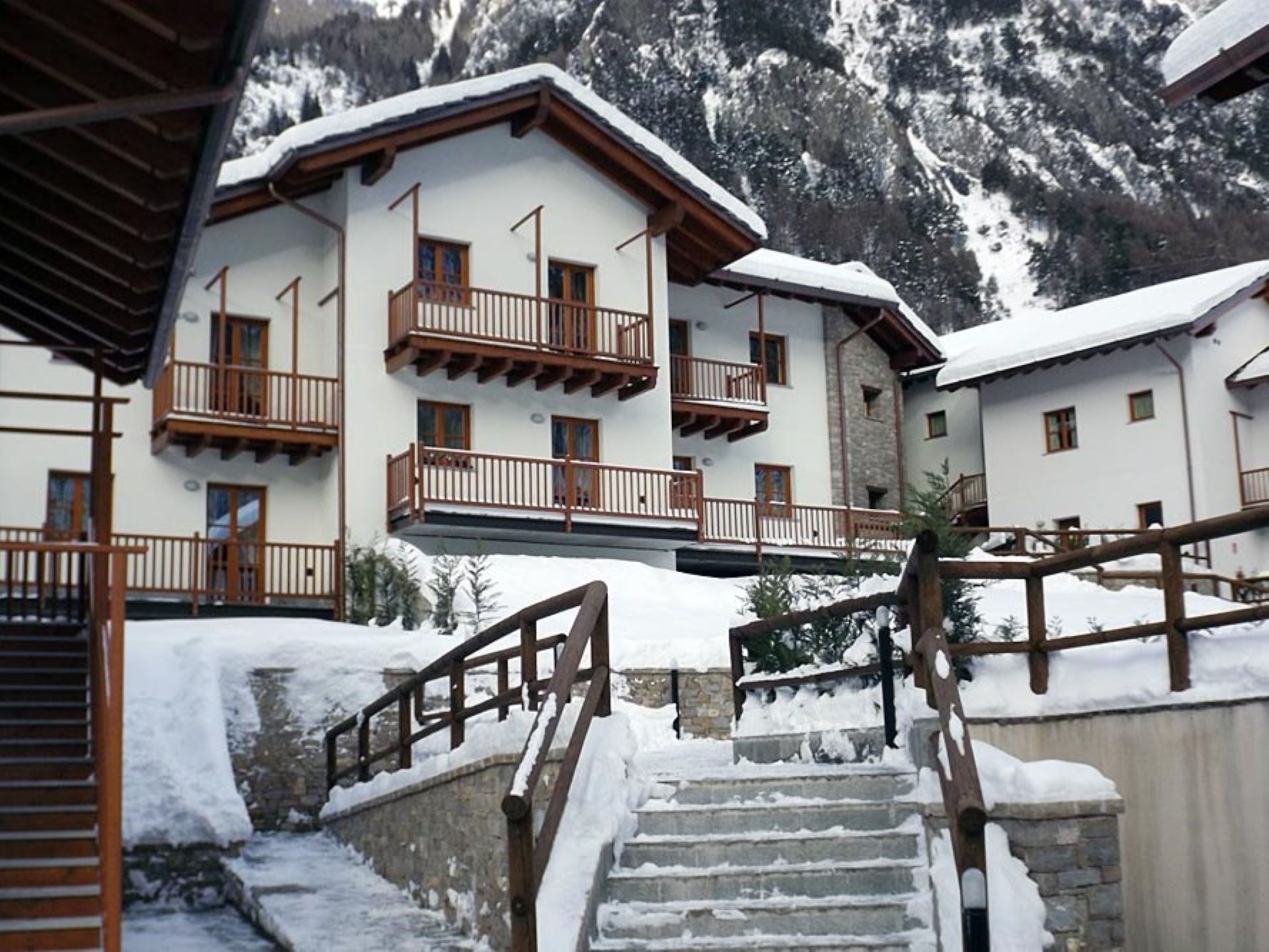 Villaggio delle Alpi - esterno in inverno