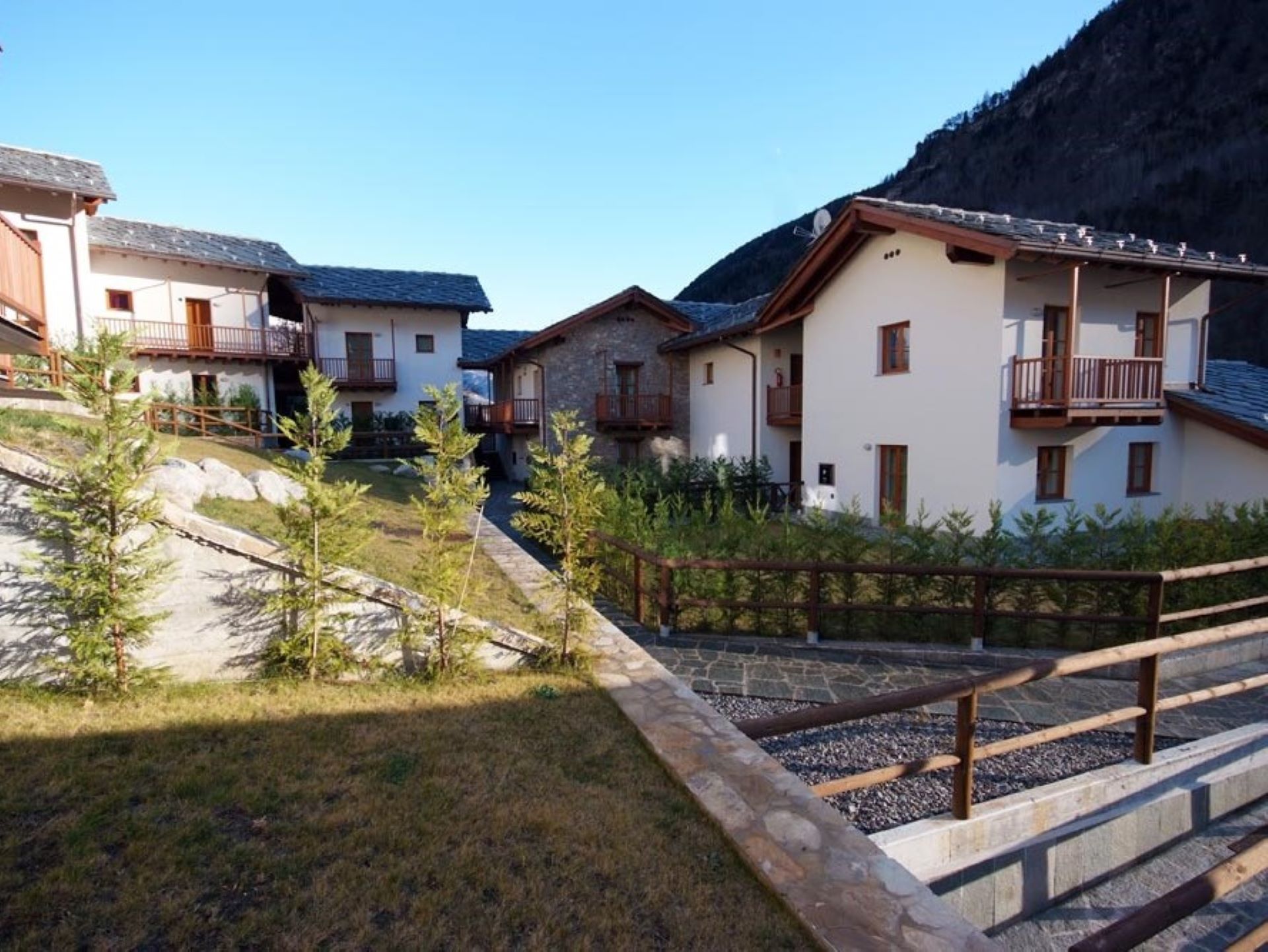 Villaggio delle Alpi - esterno in estate