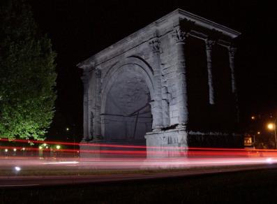 Arco d'Augusto di notte