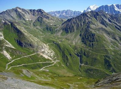 Strada per il Colle del Gran San Bernardo