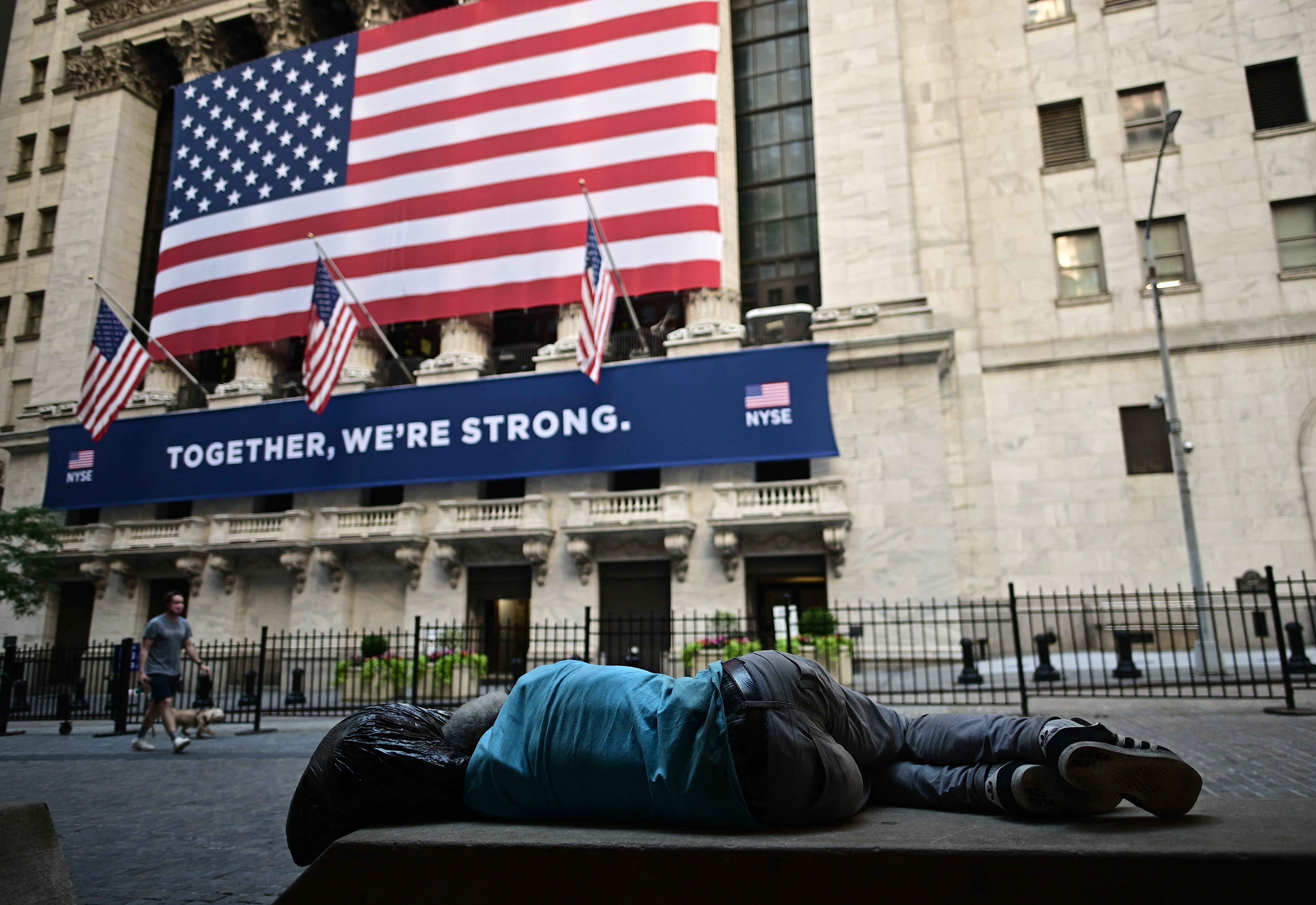 Photo Credits: Johannes Eisele - AFP PHOTO
Un senzatetto su una panchina di Wall Street