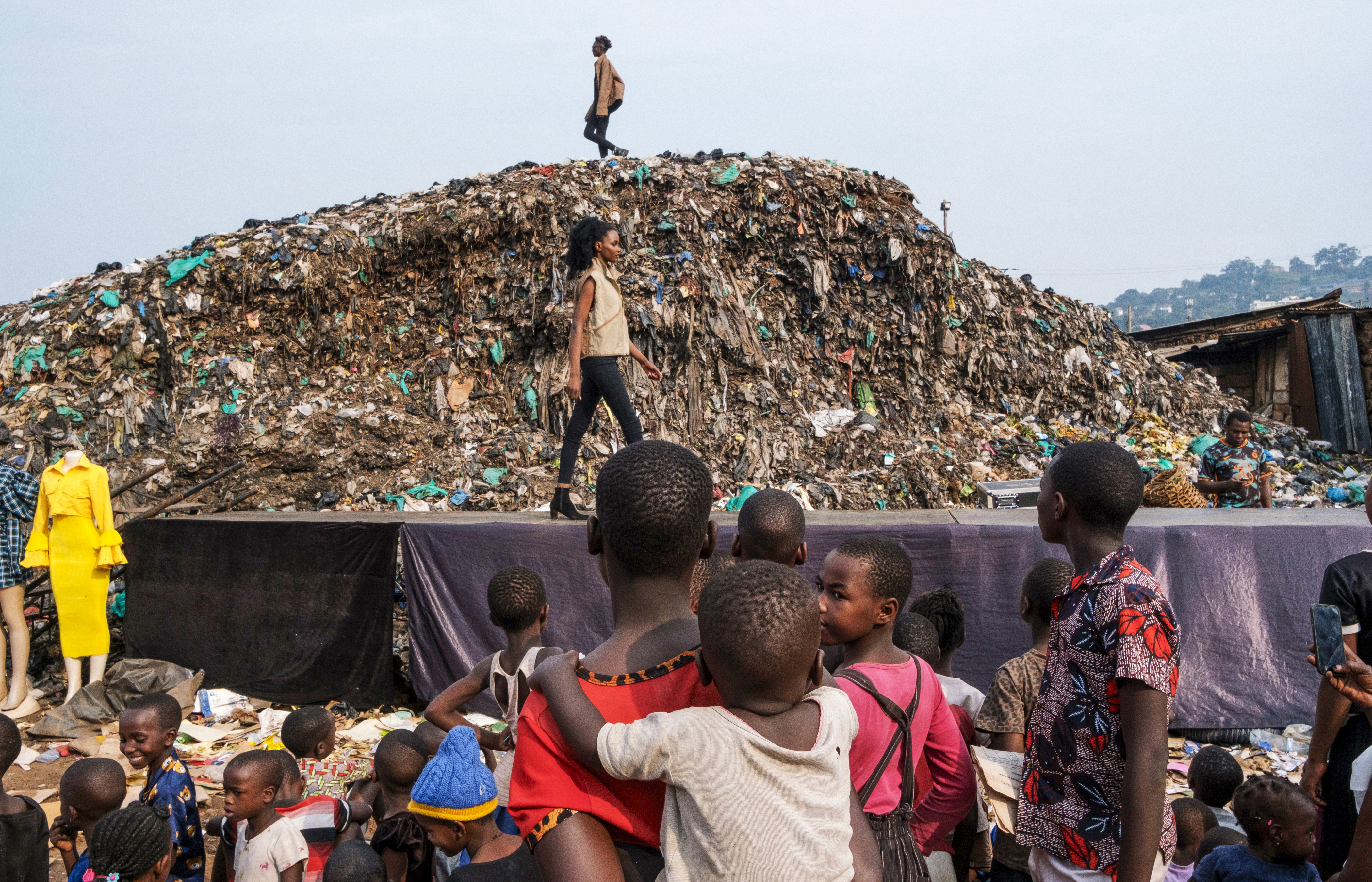 Foto credit:Kabir Dhanji - AFP PHOTO
Sfilata di moda tra i rifiuti della baraccopoli di Kampala
