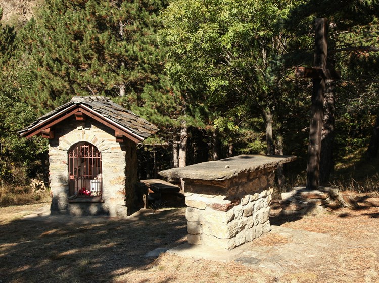 Altare in pietra ed edicola votiva dedicata al Beato Emerico