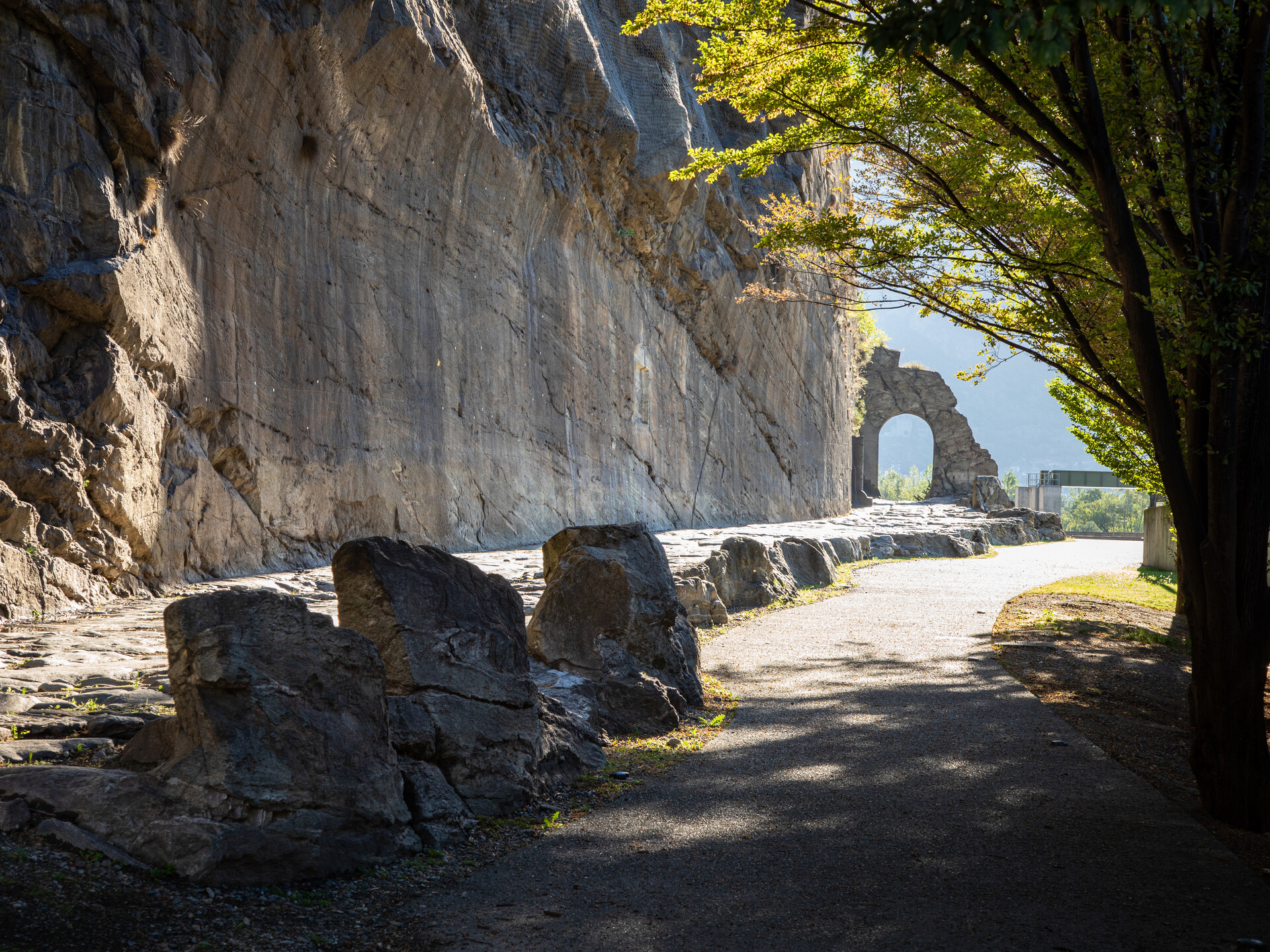 Strada romana e arco