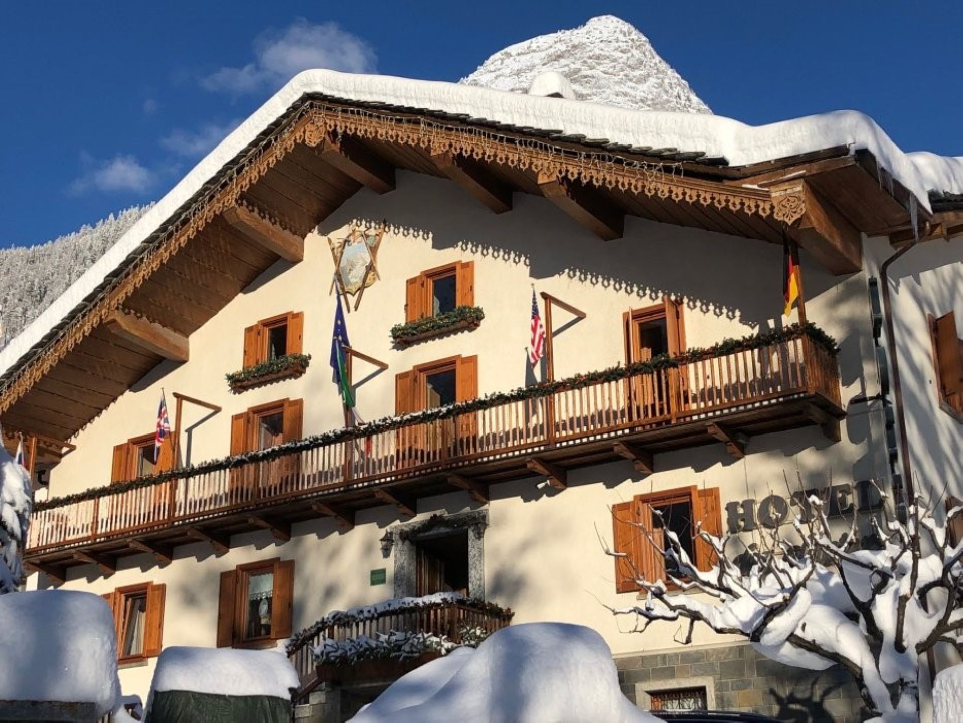 Hotel Des Glaciers - The exterior in winter