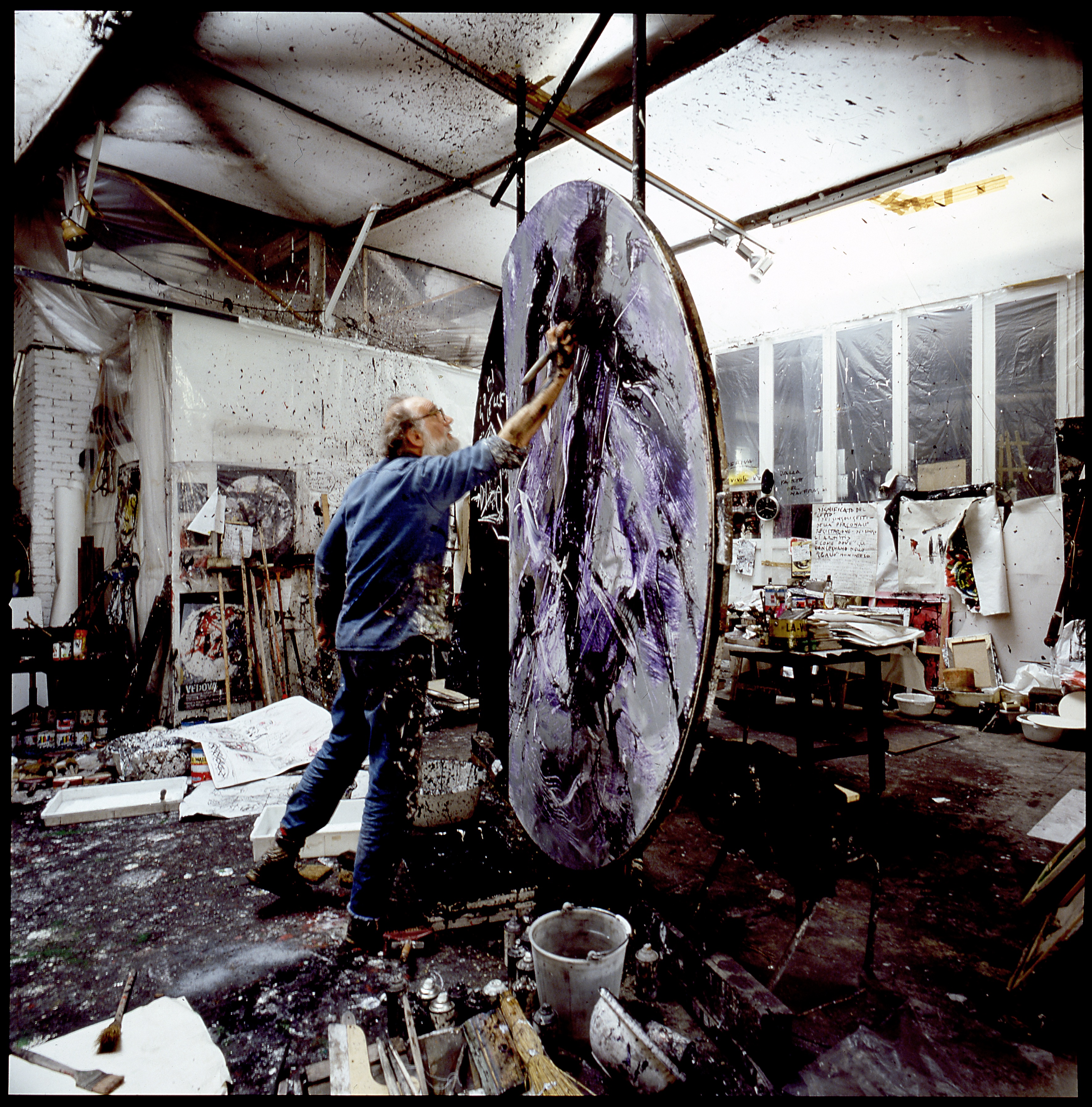 Emilio Vedova al lavoro, foto Aurelio Amendola. Fondazione Vedova.