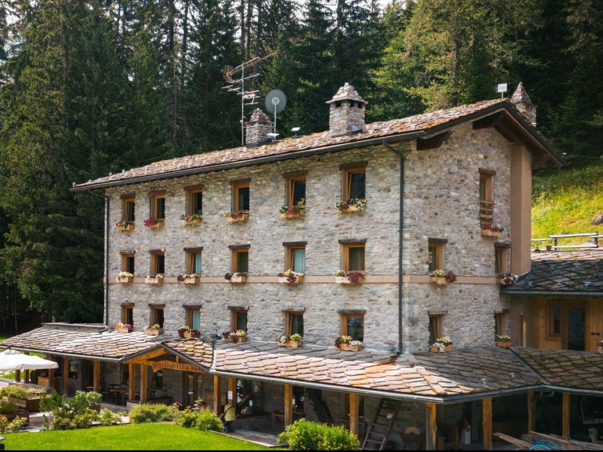 Hotel Chalet Eden - El exterior en verano