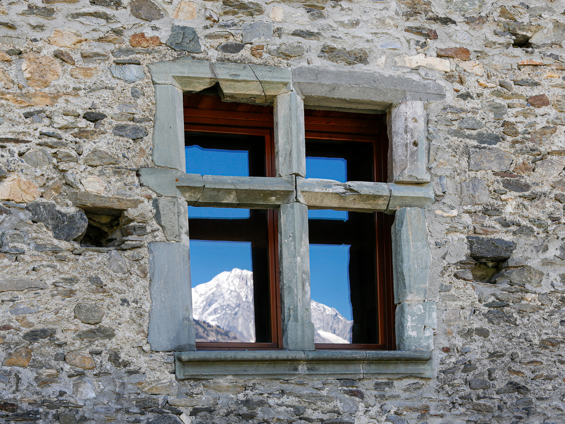 Il Monte Bianco riflesso nella finestra della casaforte Bovet
