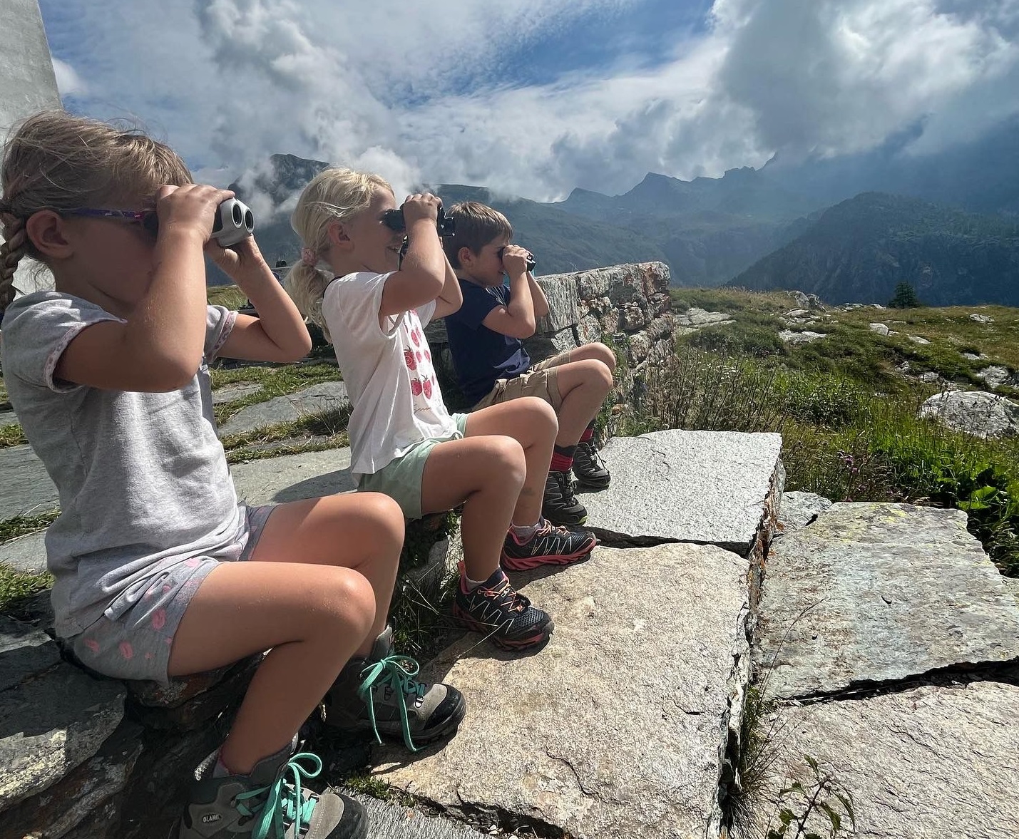 Bimbi con il binocolo