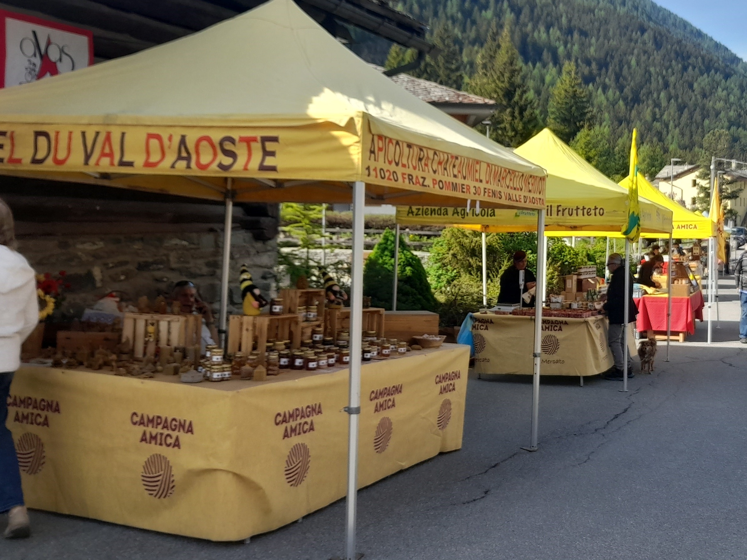 Mercatino nella piazza della Posta