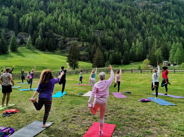 Lezione di Yoga all'aperto