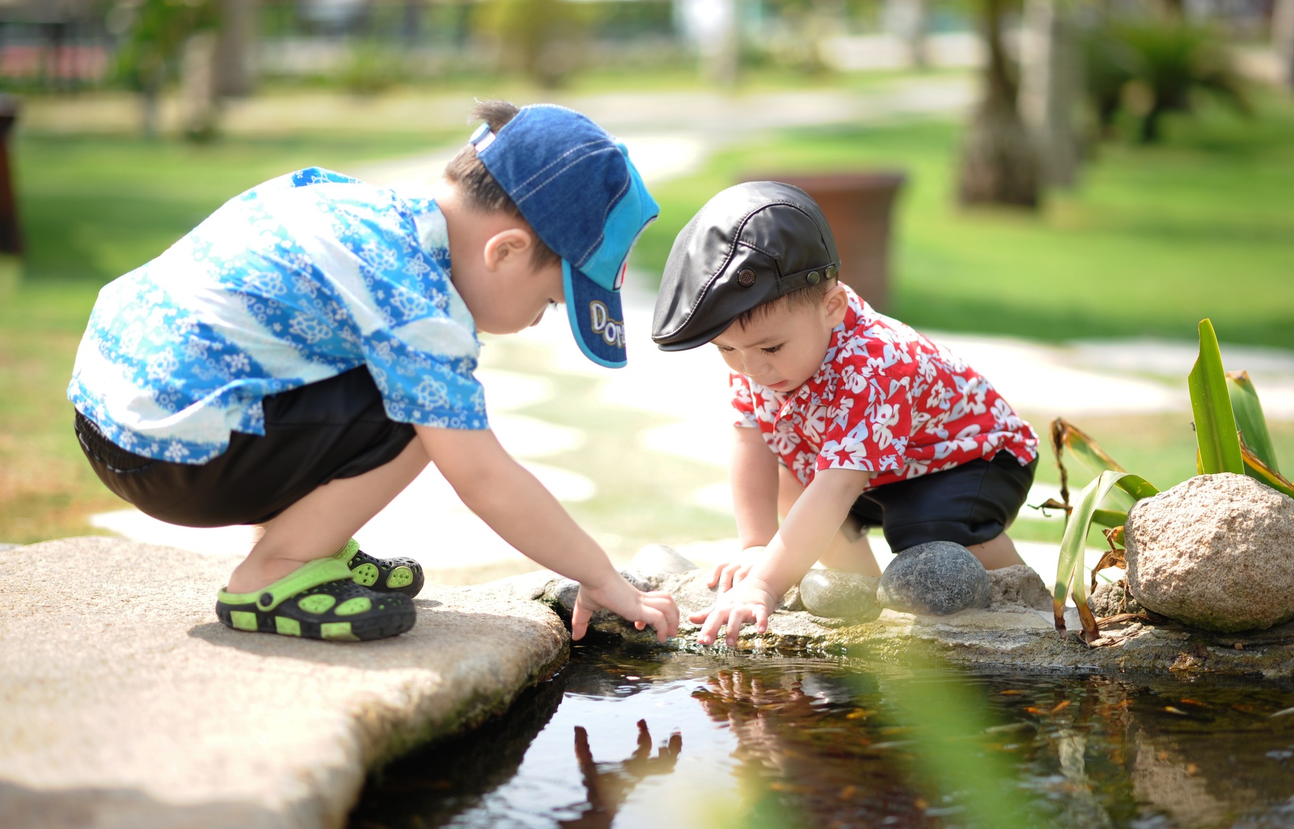Bimbi giocano con l'acqua