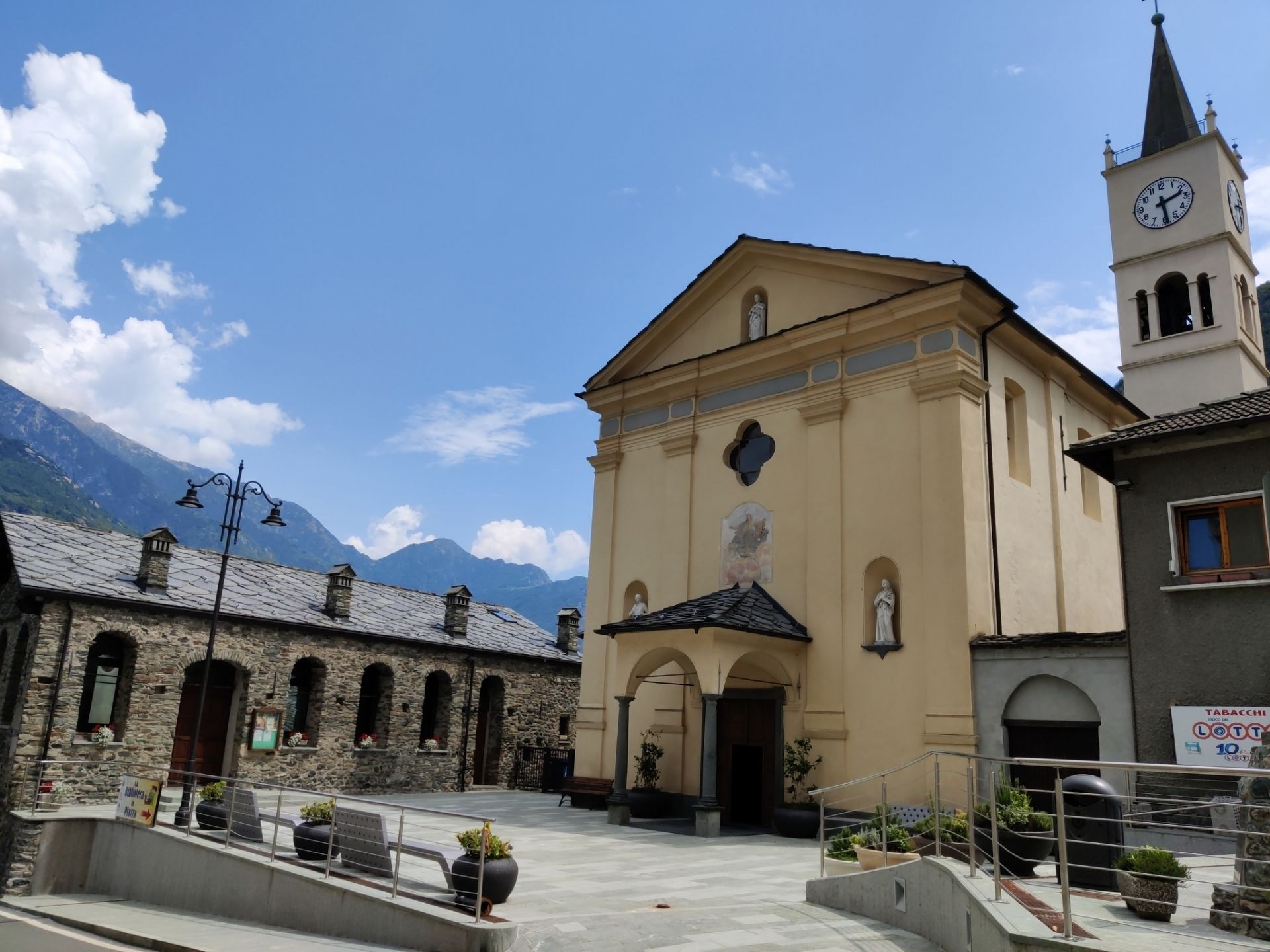 Salone Melograno e chiesa Issogne