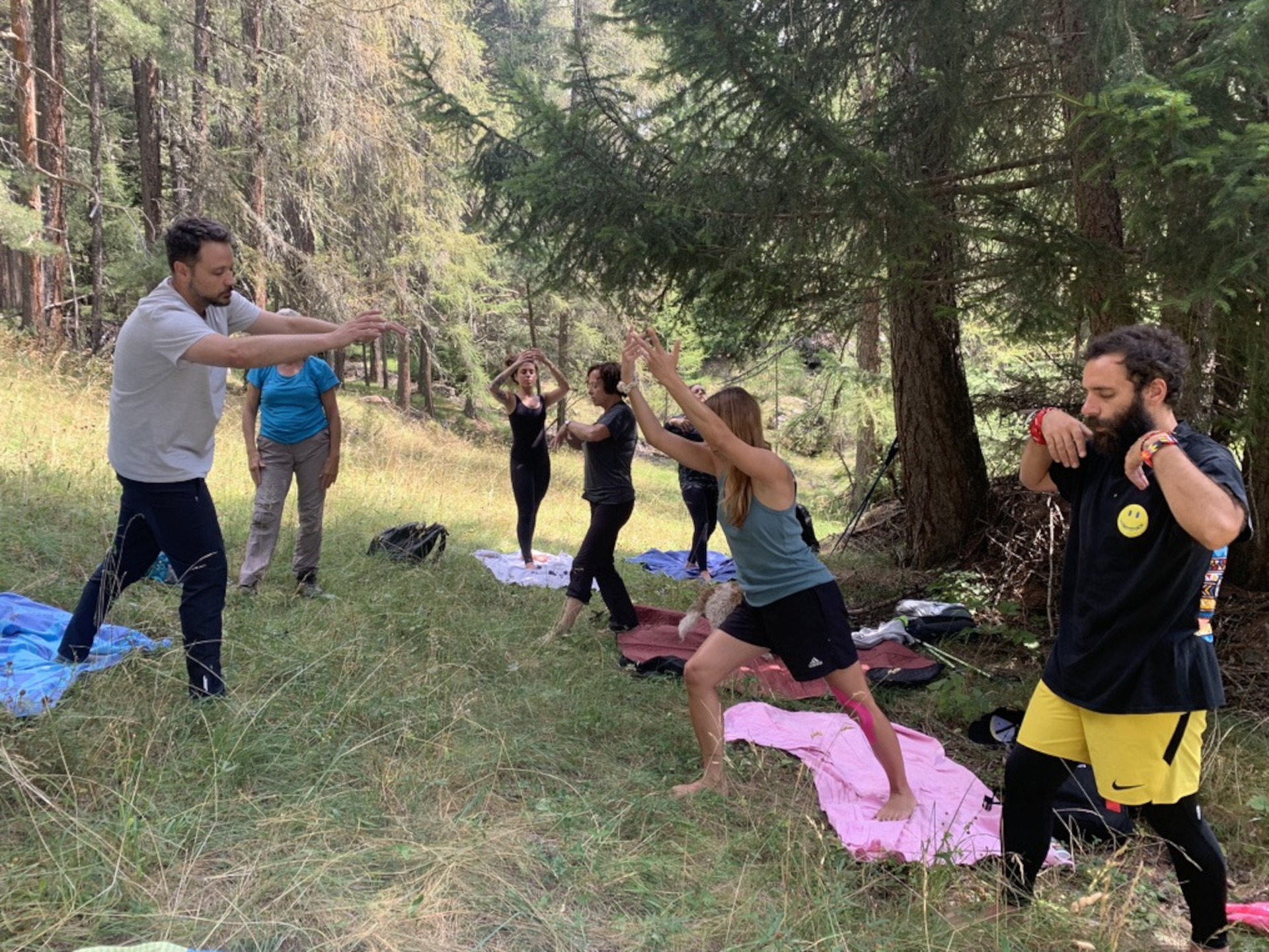 Persone intente nello Yoga