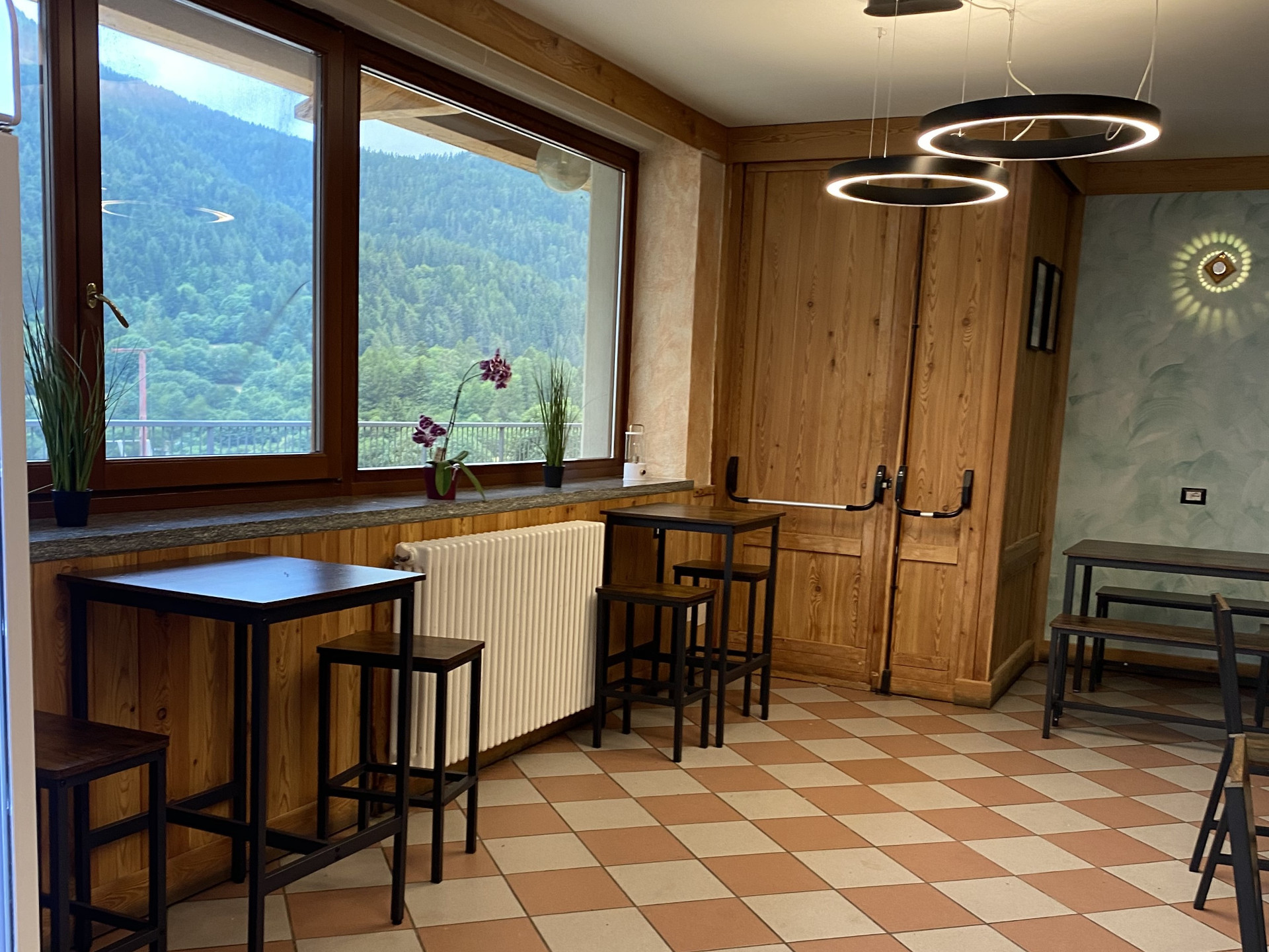 Sala con finestre