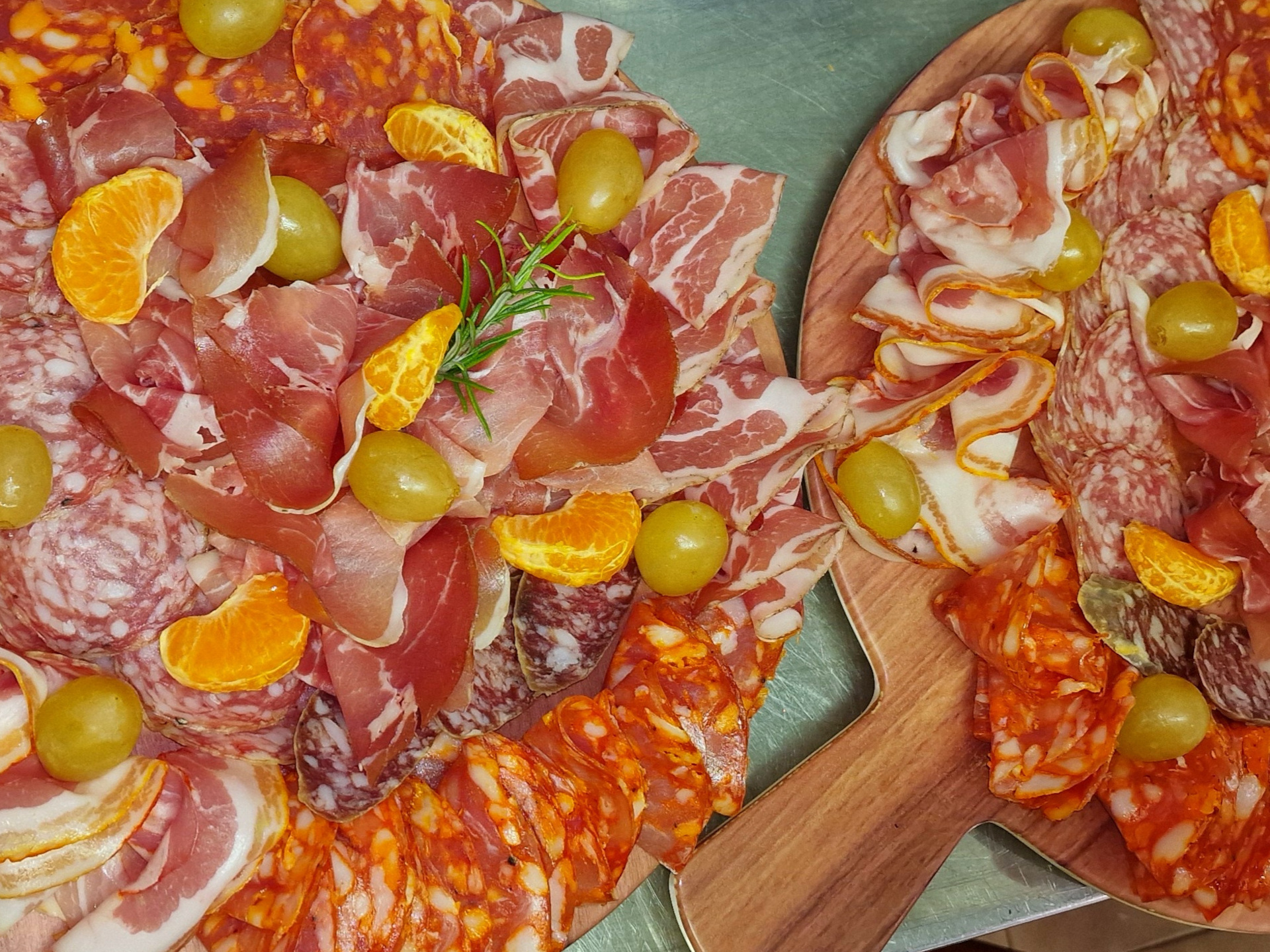Salumi e frutta