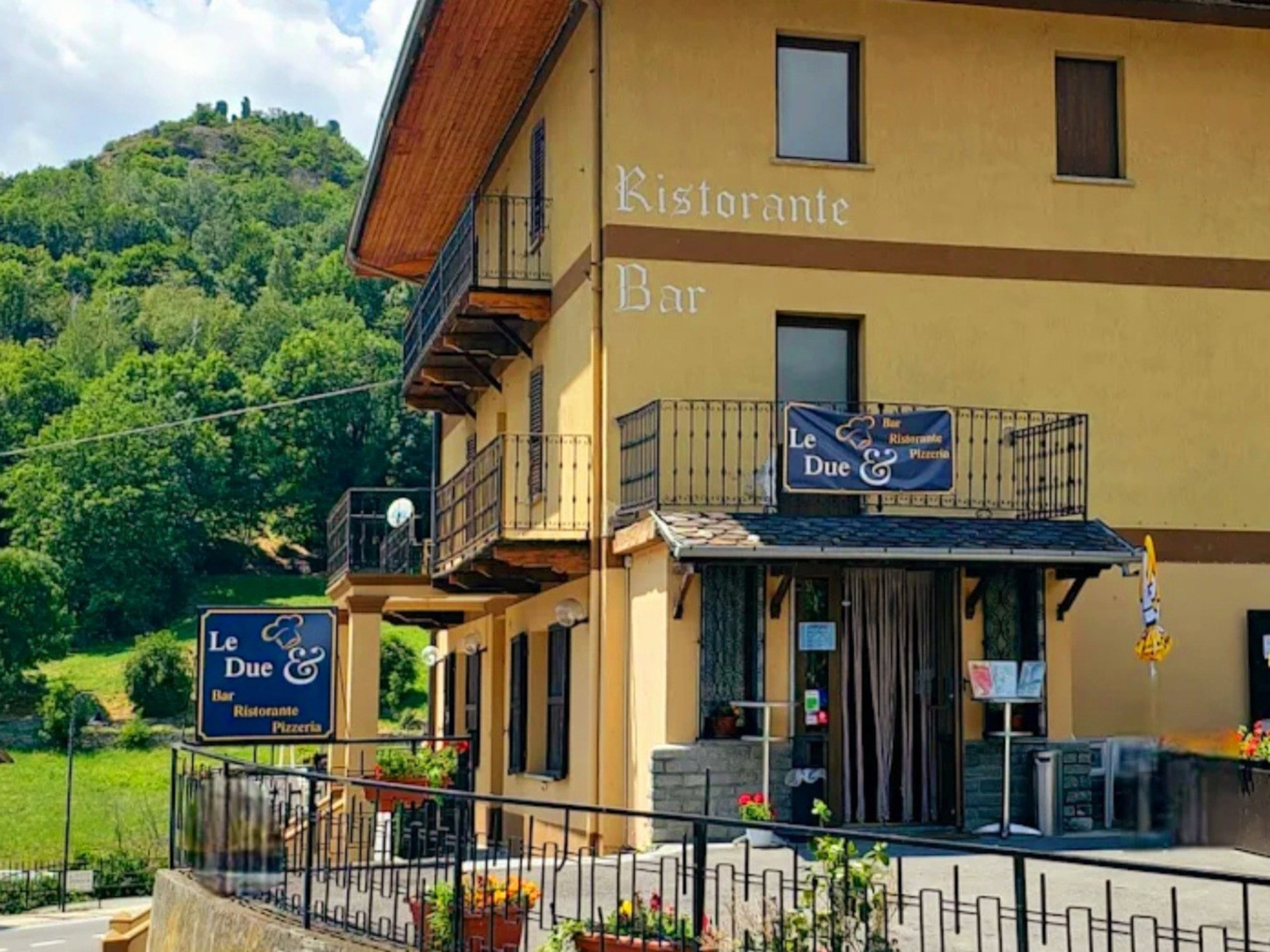 esterno con insegna