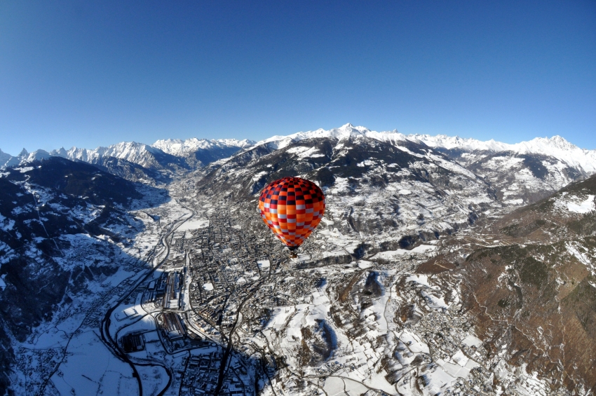 Vista della Valle d'Aosta dalla mongolfiera