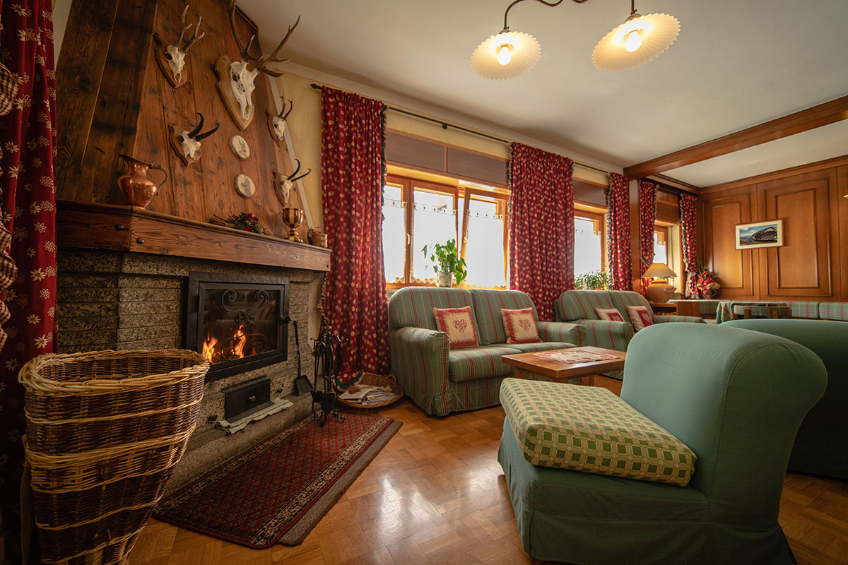 Hotel Beau Sejour - Fireplace room