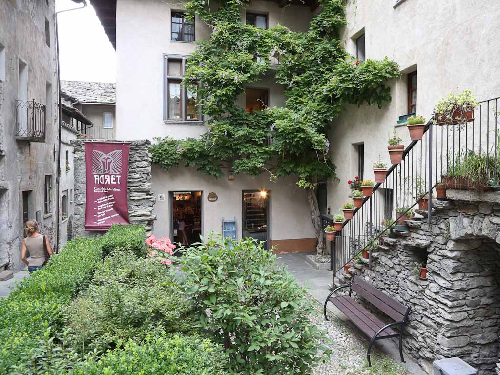 Le long des rues du village