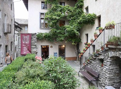Lungo le vie del borgo