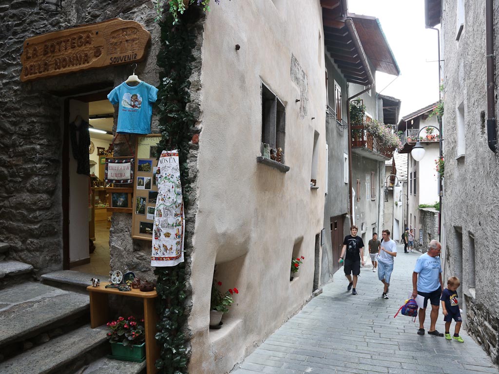 Le long des rues du village