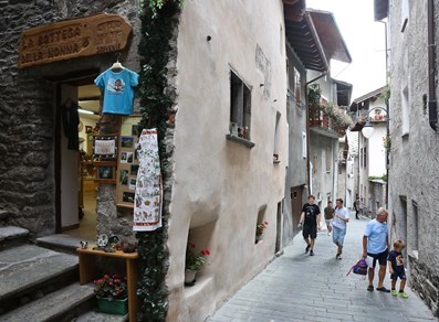 Lungo le vie del borgo