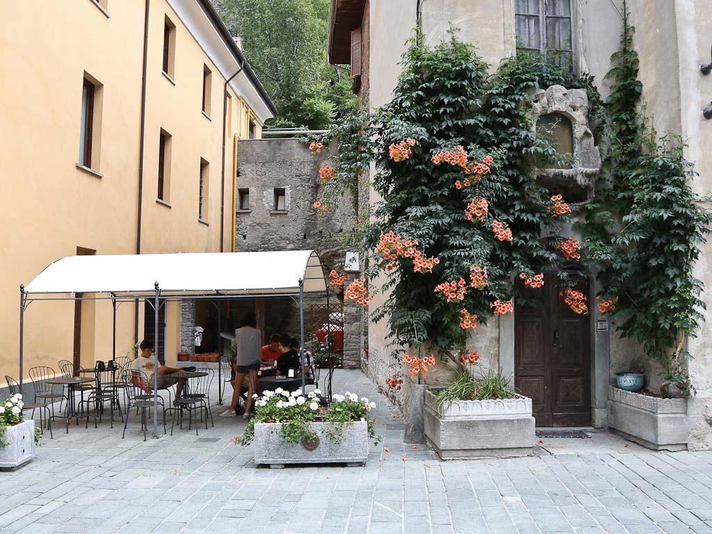 Le long des rues du village